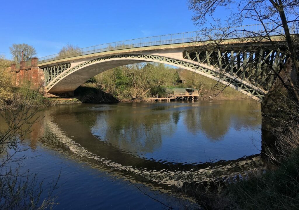 Visit the Holt Fleet Bridge Discover its history and architecture